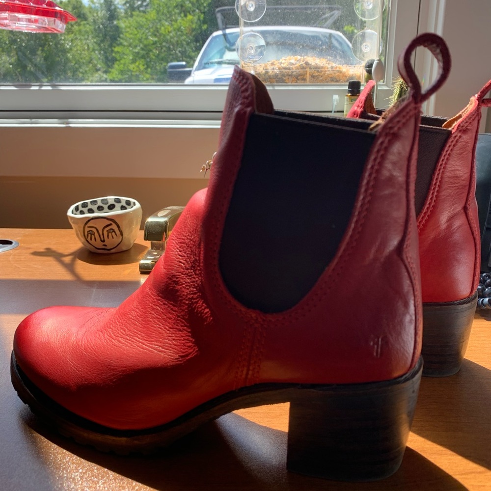 BN in box Sabrina Chelsea Frye boots